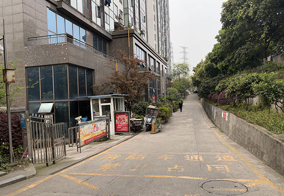 長(zhǎng)江現(xiàn)代城4個(gè)車(chē)位第一次拍賣(mài)